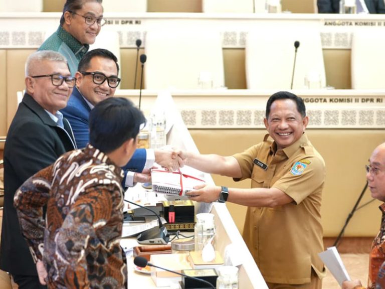 Kabar Hangat: Pemerintah Setujui Pembahasan Lanjutan 15 RUU Kabupaten/Kota di Kalbar, Kalteng, dan Kalsel