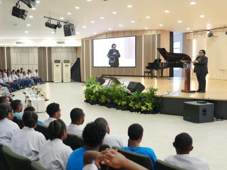 Kabar Hangat: Kunjungi SLH Gunung Moria, Wamendagri Ribka Haluk Dorong Anak-Anak Tanah Papua Jadi Agen Perubahan